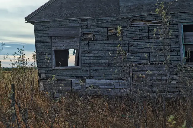 Abandoned weathered building near Delmas
